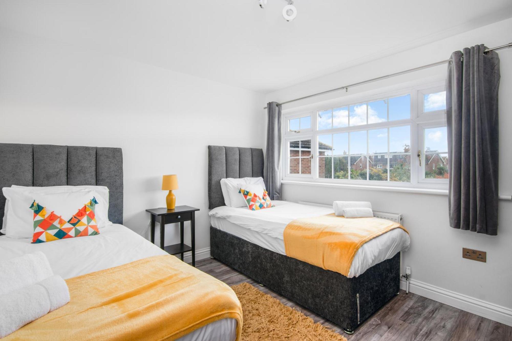 Onsitestays - Spacious 3 Bed House With Garden, Wifi & 4 Plus Parking Gravesend Exterior foto